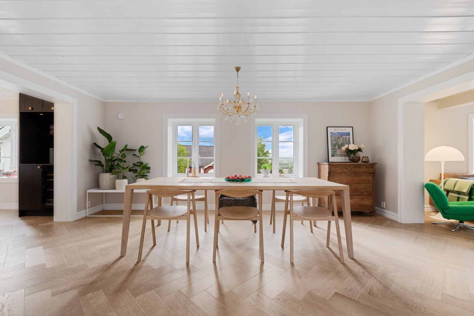 Spisestuen har god plass til å samle både venner og familie til sosiale lag. Galleribilde