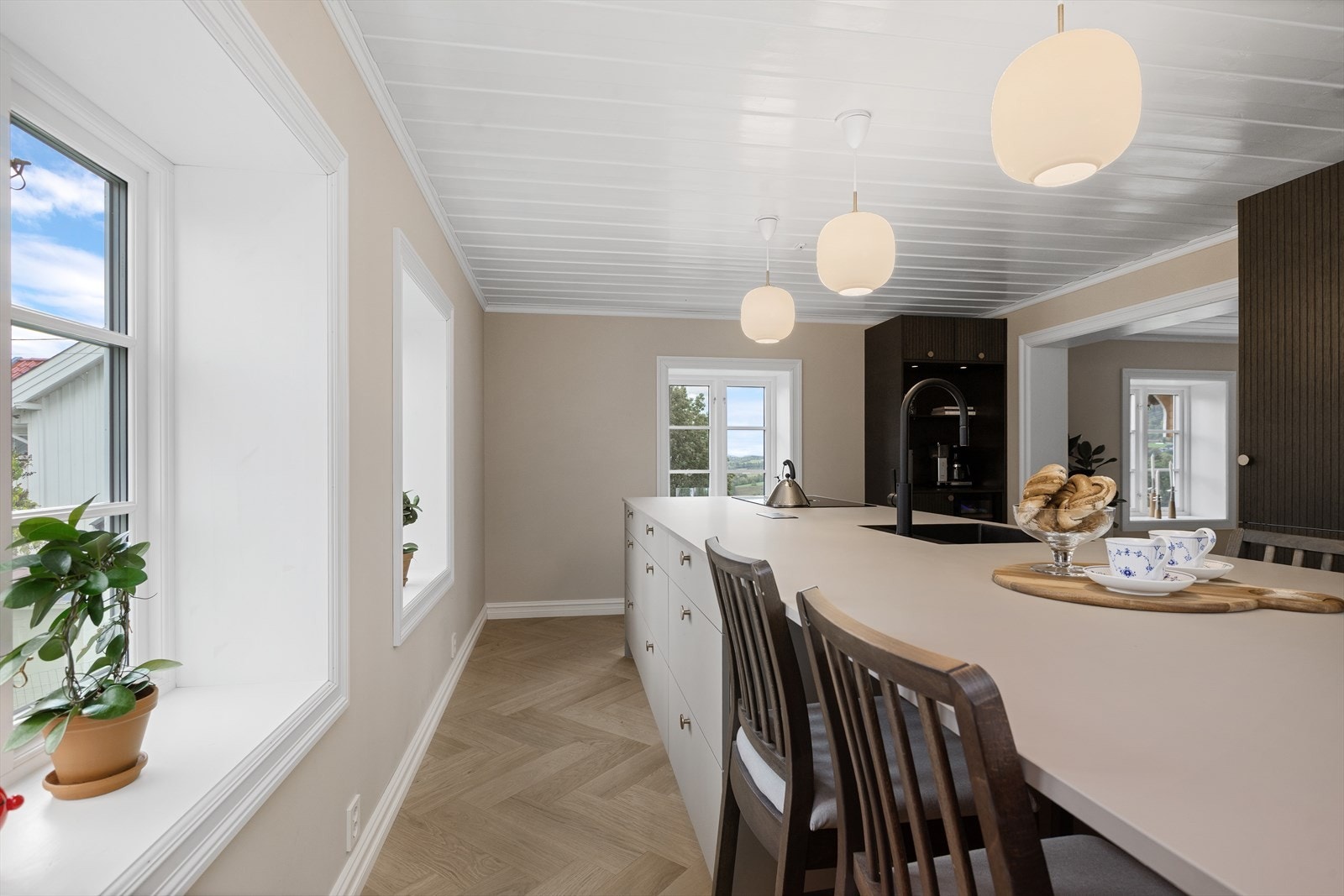 Det er en romslig øy med blant annet koketopp med integrert ventilator og spiseplass for fire. Galleribilde