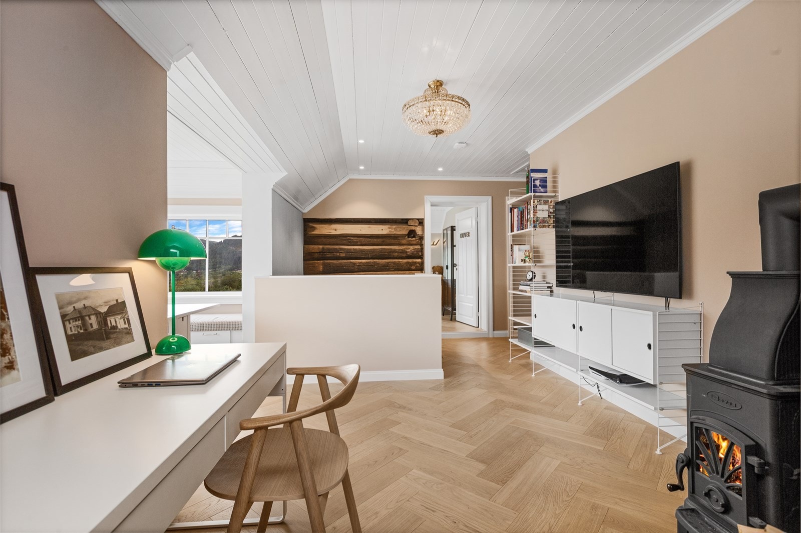 I andre etasje finnes et flott allrom som er benyttet som både lekerom og kontor. Galleribilde