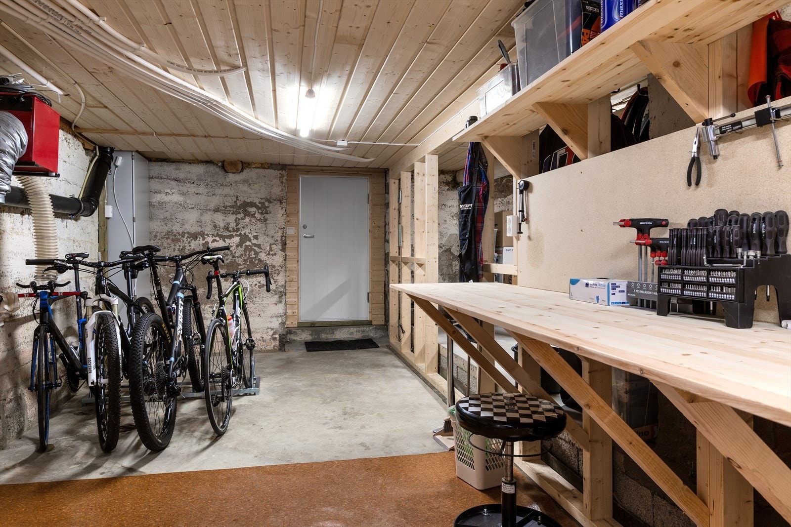 Kjelleren har egen inngang og rom benyttet som hobbyrom. Galleribilde