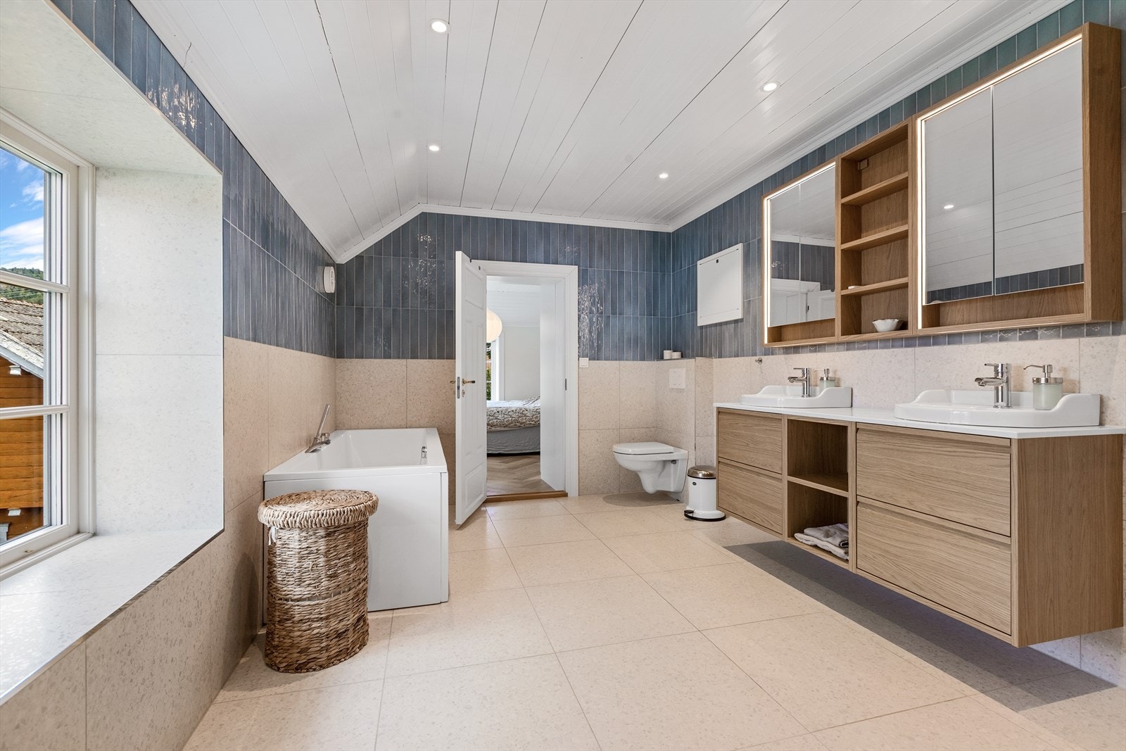 Romslig og flislagt bad i andre etasje. Galleribilde