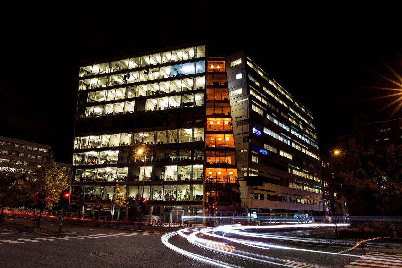 Fasade kveldstid Galleribilde