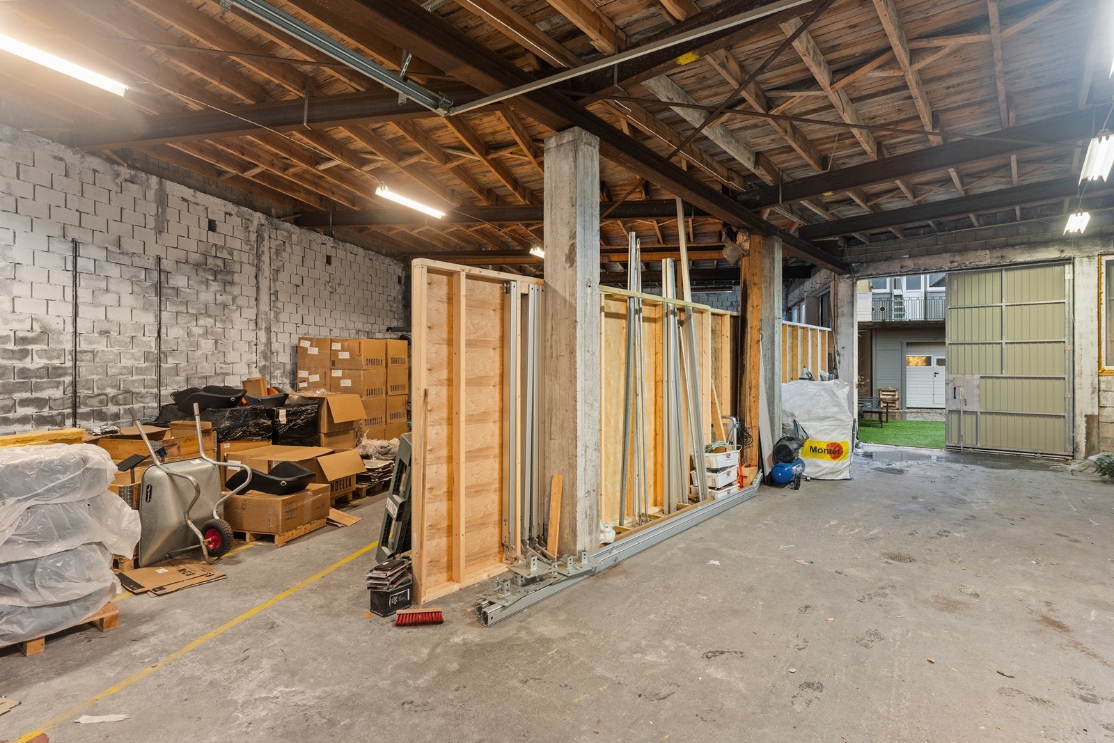 Bygningen består av 3 lagerrom og verksted. Galleribilde