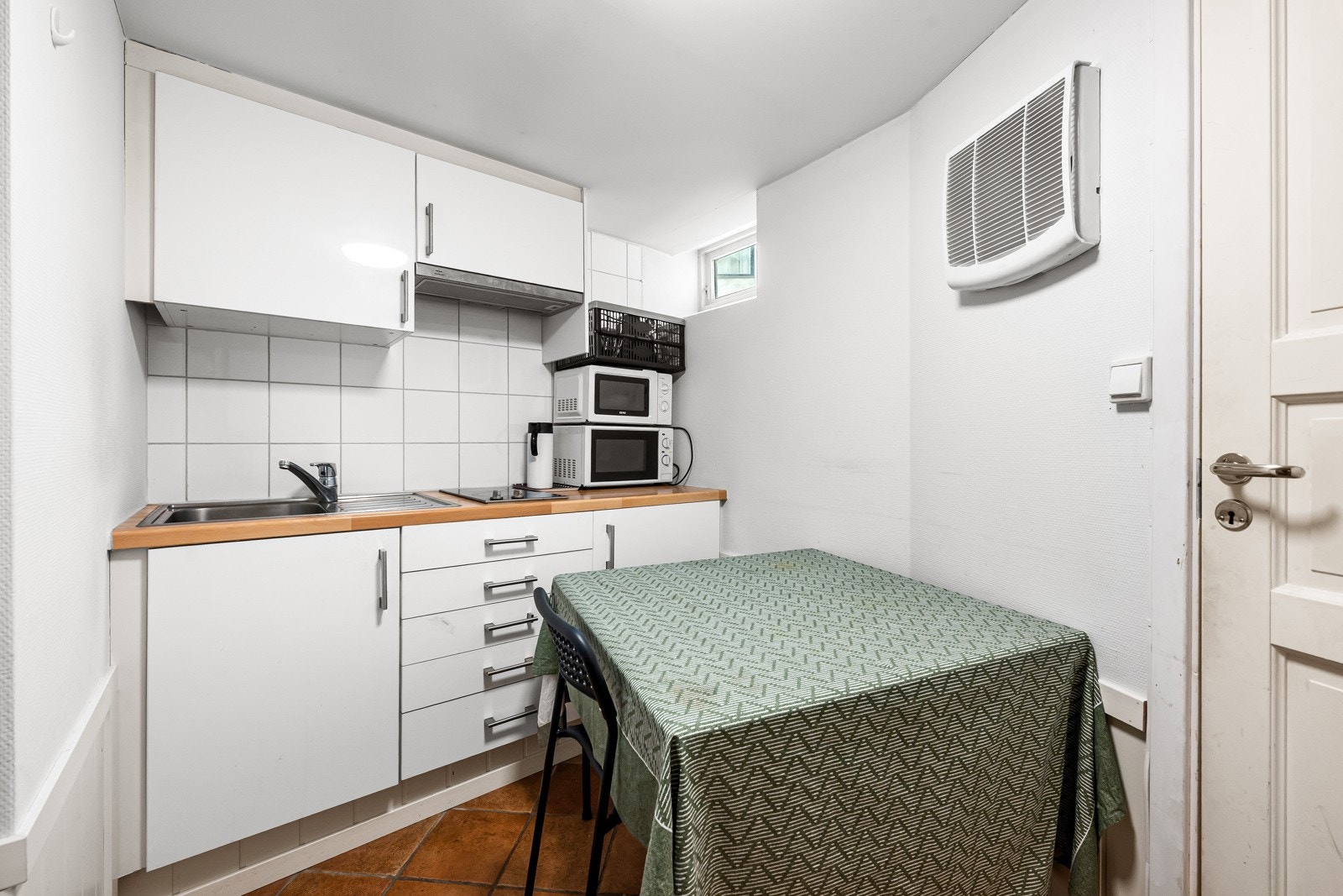 I kjeller er det installert et mindre kjøkken og lager Galleribilde