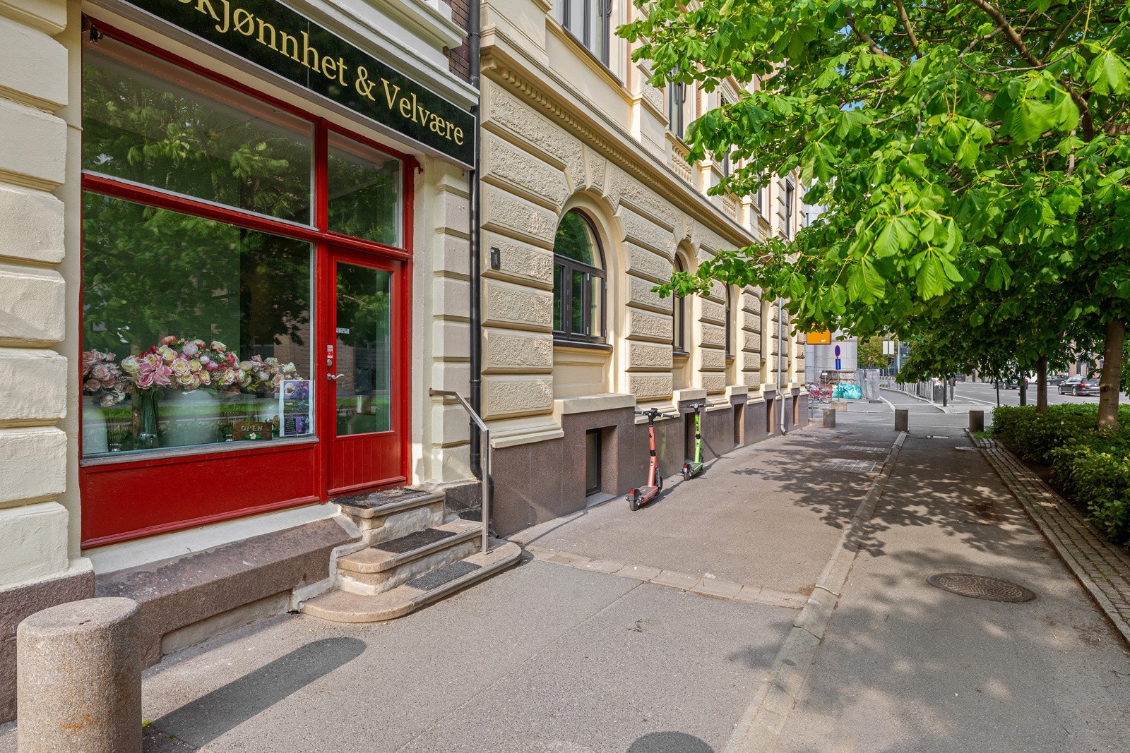 Fasade og inngangsparti sett fra Munkedamsveien. Foto: Arne Schram/Rekyl Foto Galleribilde