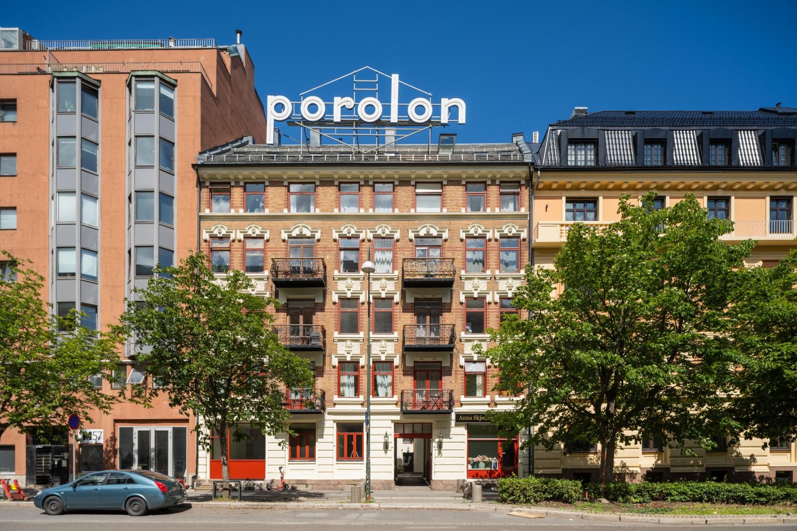 Fasade og inngangsparti sett fra Munkedamsveien. Foto: Arne Schram/Rekyl Foto Galleribilde