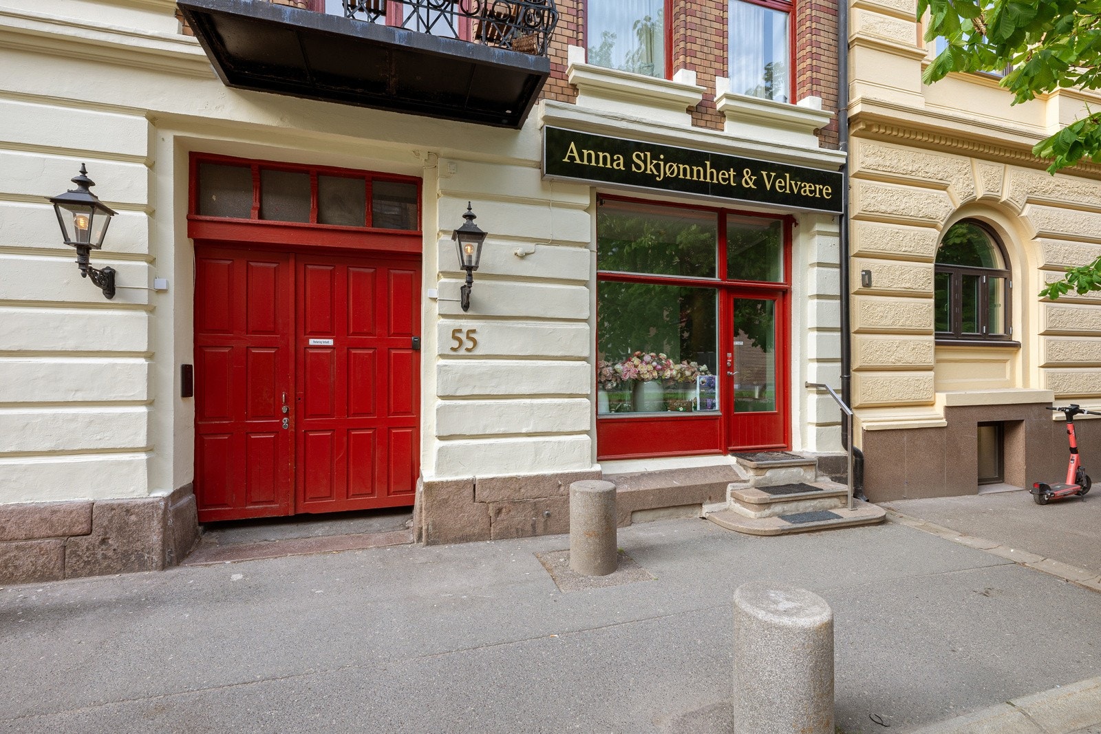 Inngangsparti til sameiet (dør til venstre) samt inngang til næringslokalet til høyre Galleribilde