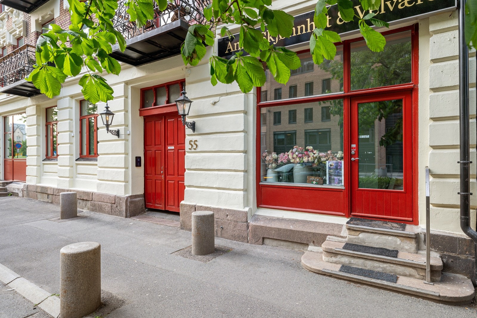 Fasade og inngangsparti sett fra Munkedamsveien Galleribilde