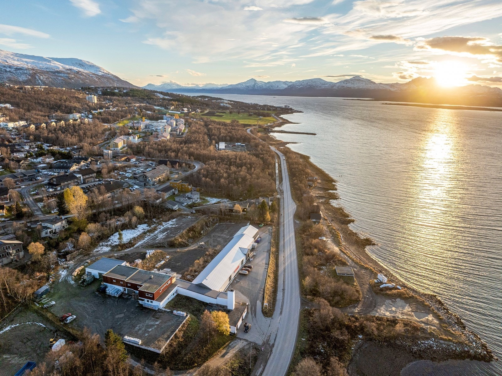 god parkering og store uteområder på tomten Galleribilde