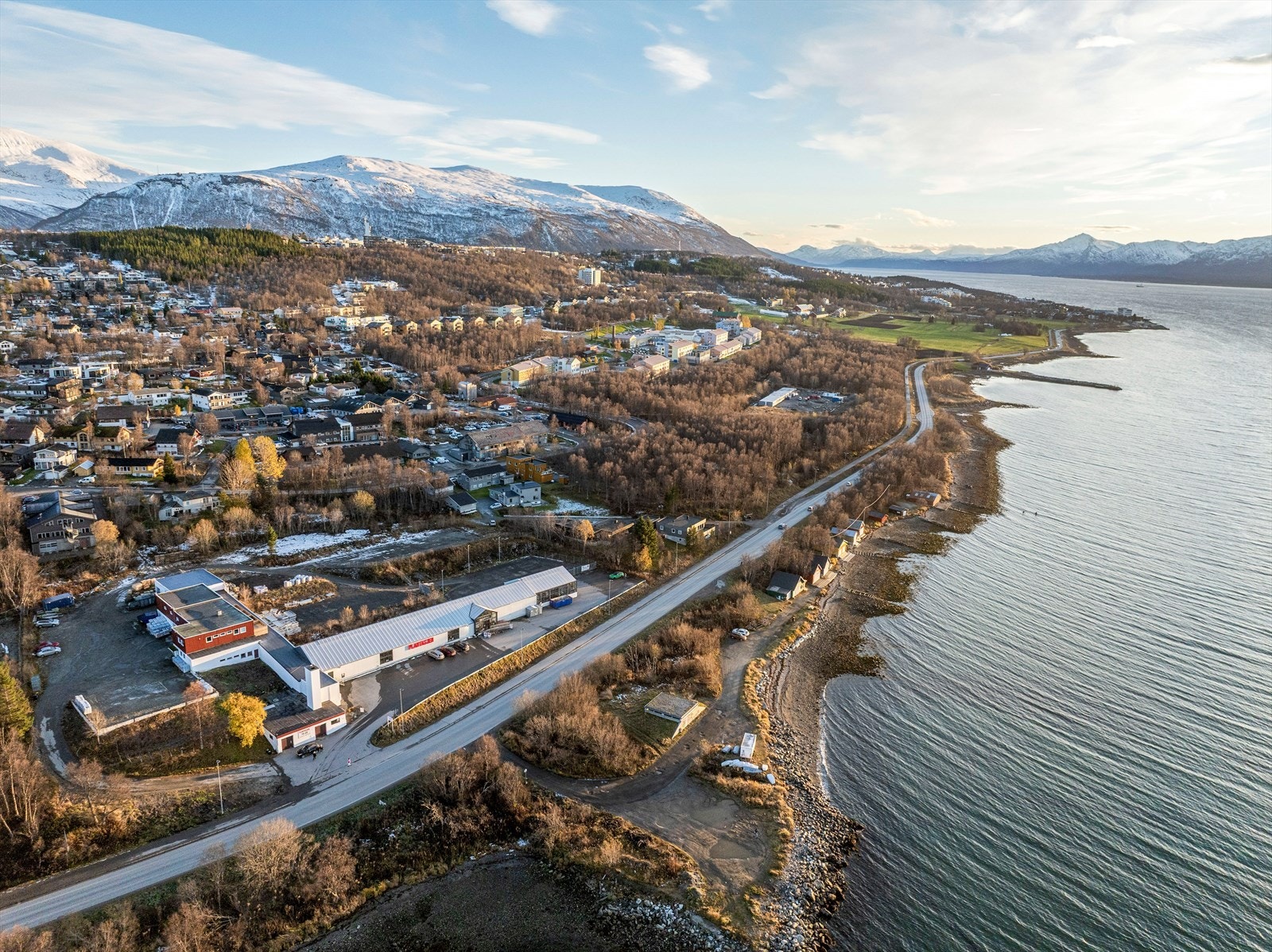 flat og enkel
adkomst fra Kvaløyvegen Galleribilde