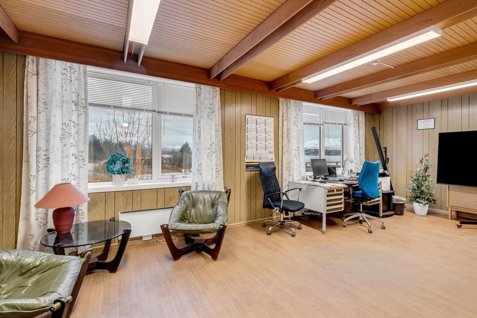 stort kontor med flott utsikt sørover Galleribilde