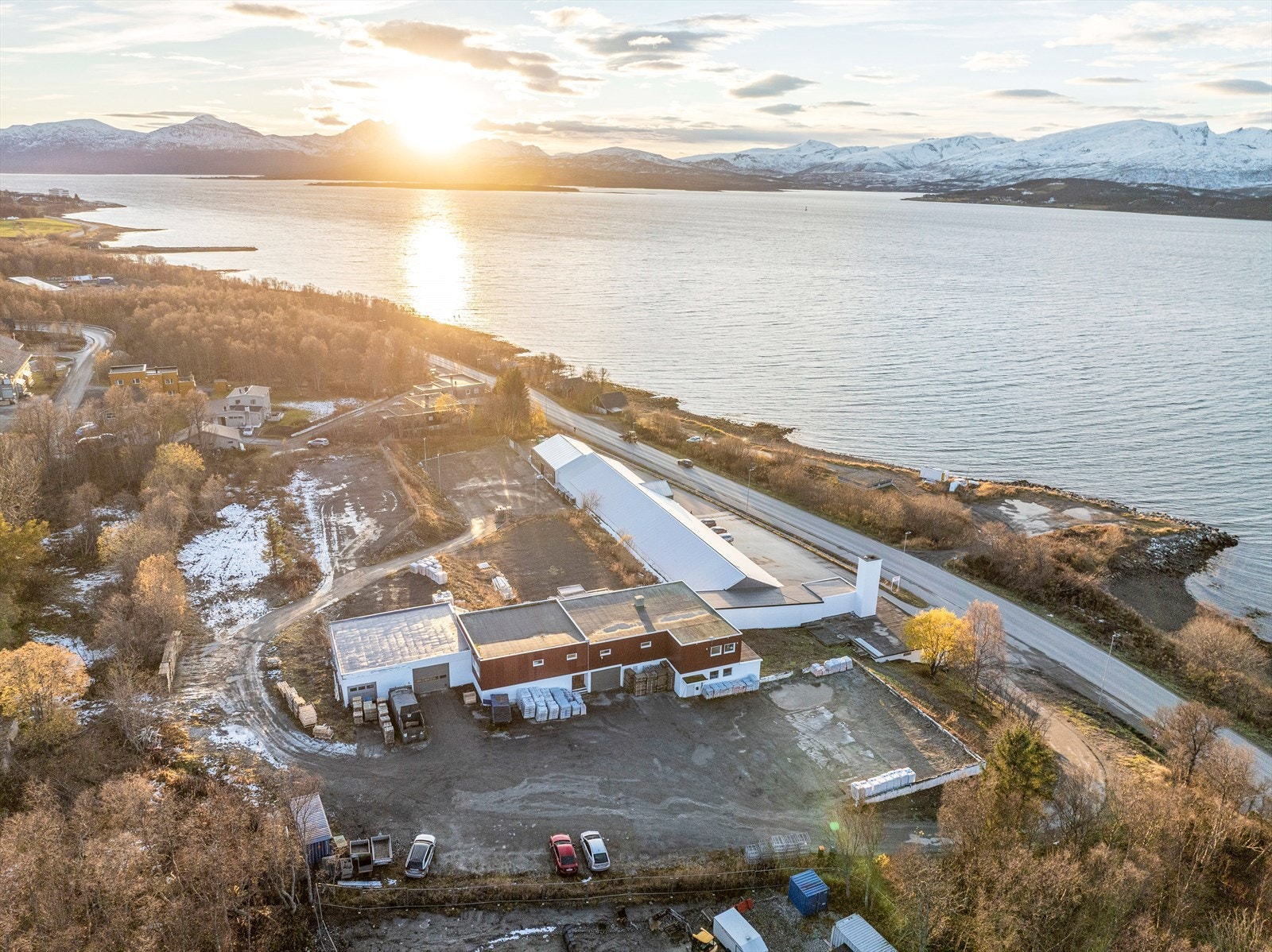 2 kjøreporter og god plass til varelevering og ansatte Galleribilde