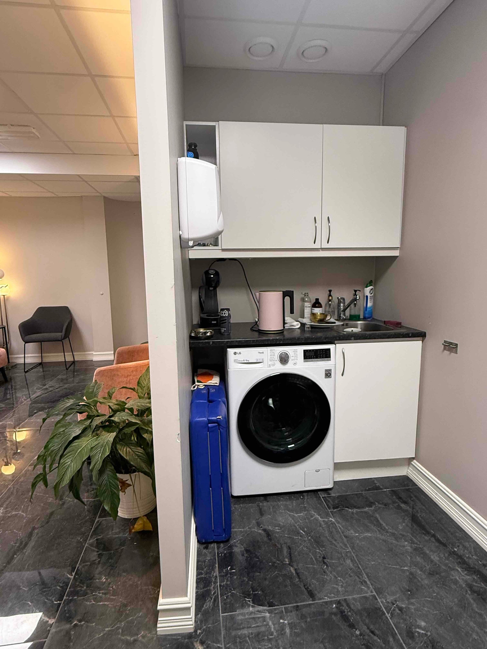 Tekjøkken skjult bak resepsjonsområdet Galleribilde