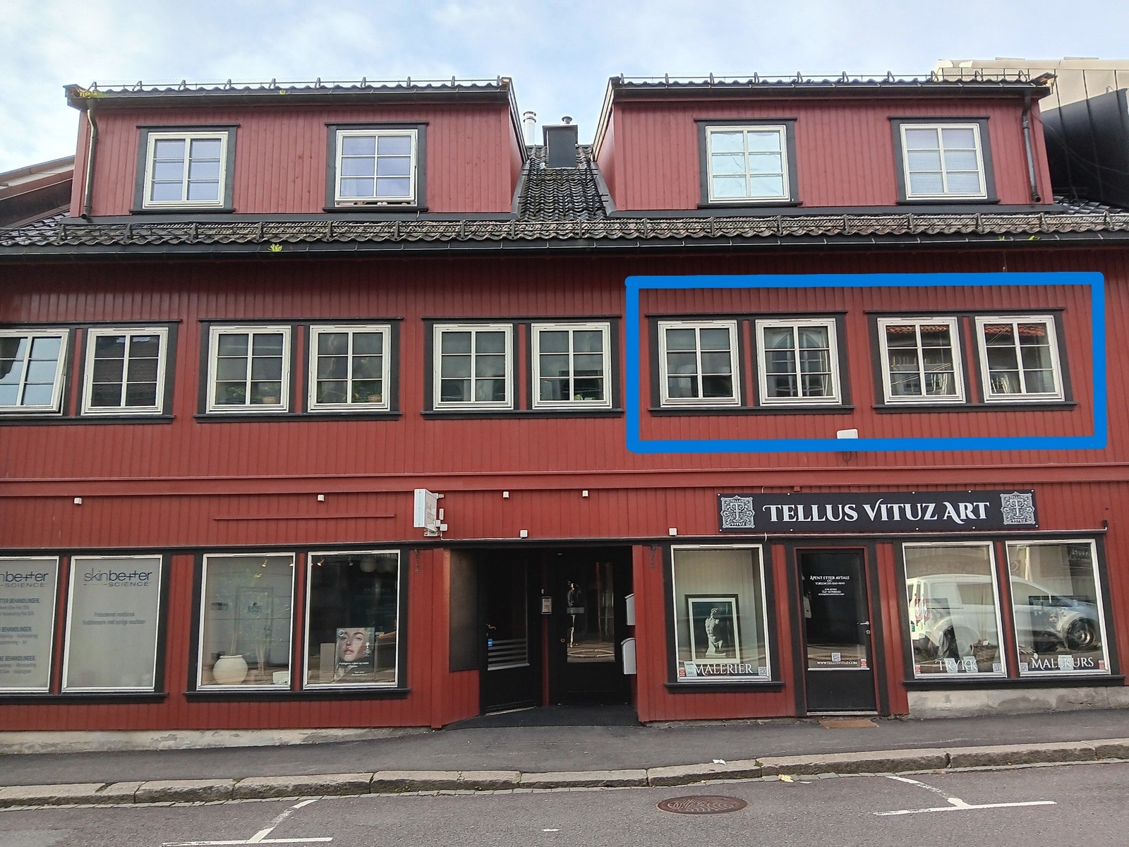 Fasade mot Kong Sverres gate. Kontorene ligger i 2 etg til høyre. Galleribilde