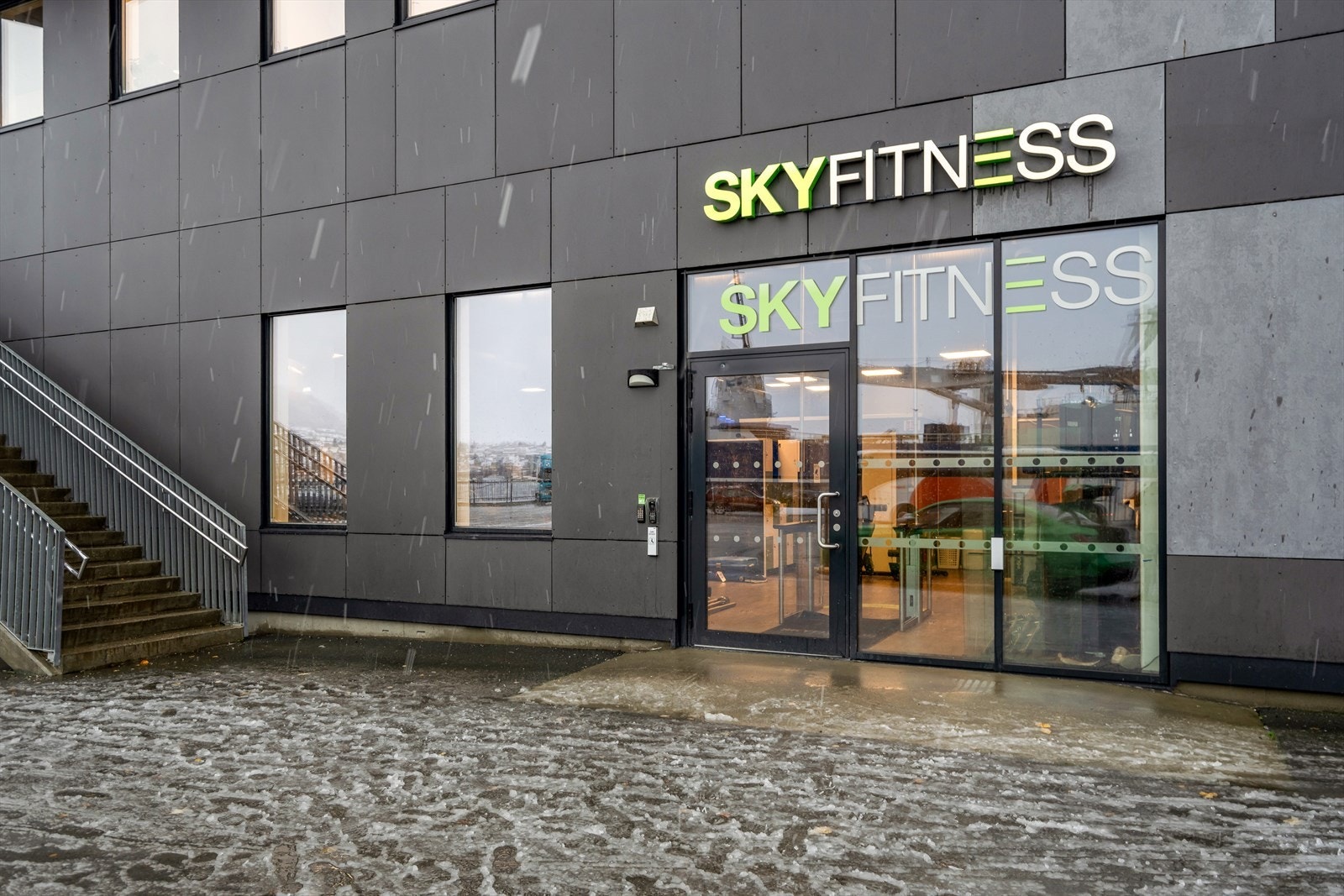 Stor og bred inngangsdør Galleribilde