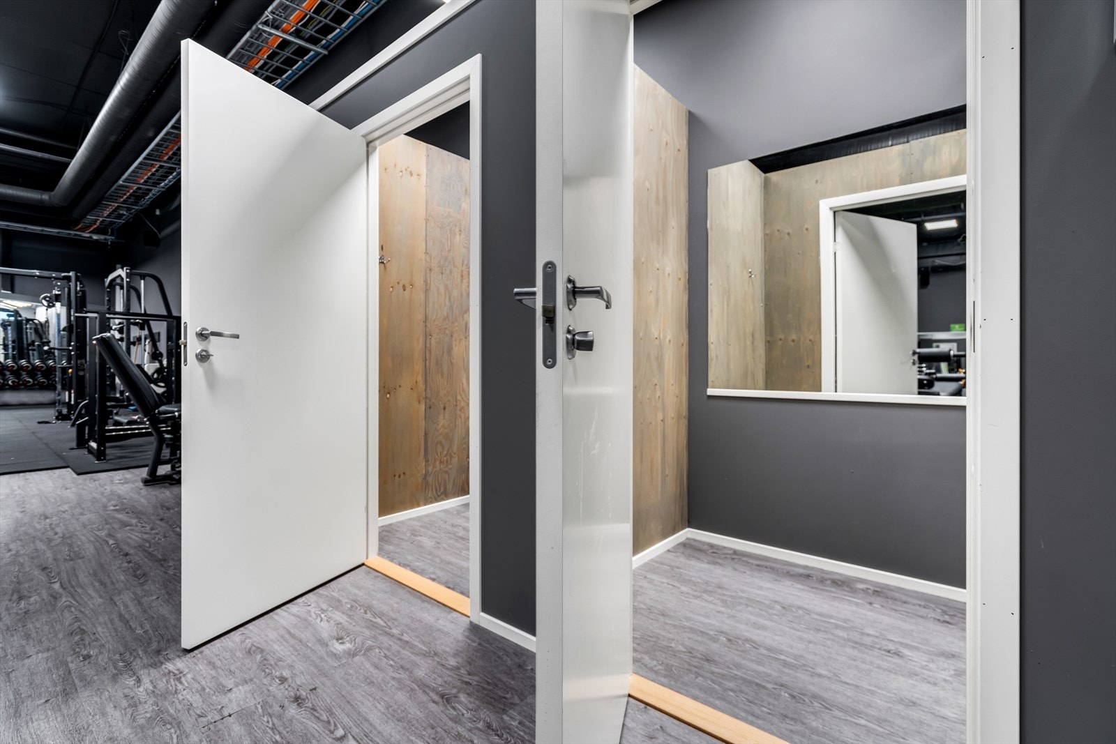 Enkle omkledningsrom Galleribilde