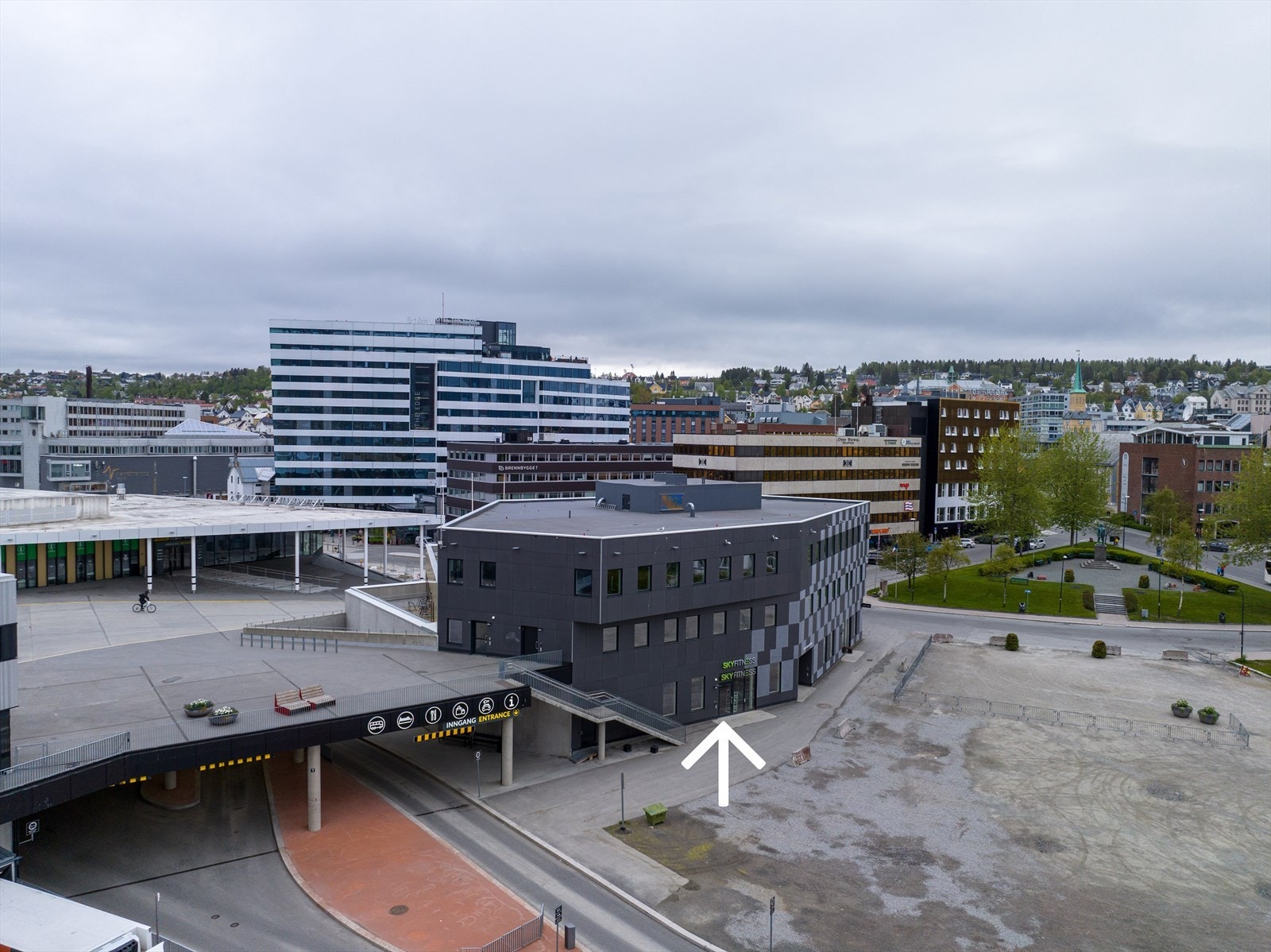 Inngang til lokalene, rett ved havneterminalen - Tromsøs transport hub Galleribilde