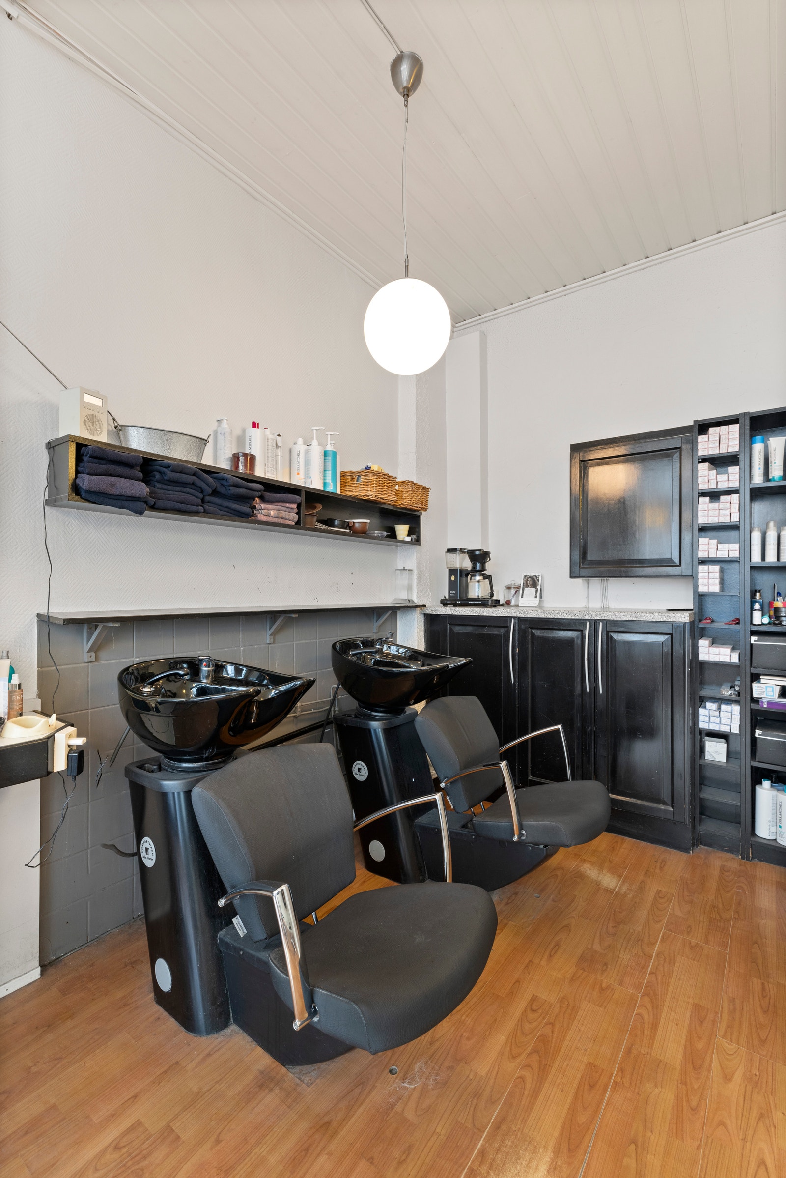 Totalt kan 3 frisører jobbe her, men det er plass til en til. Galleribilde