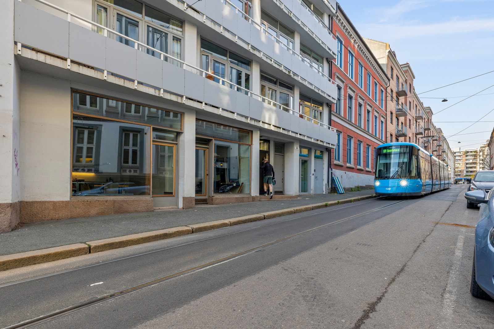 Rett utenfor passerer trikken Galleribilde