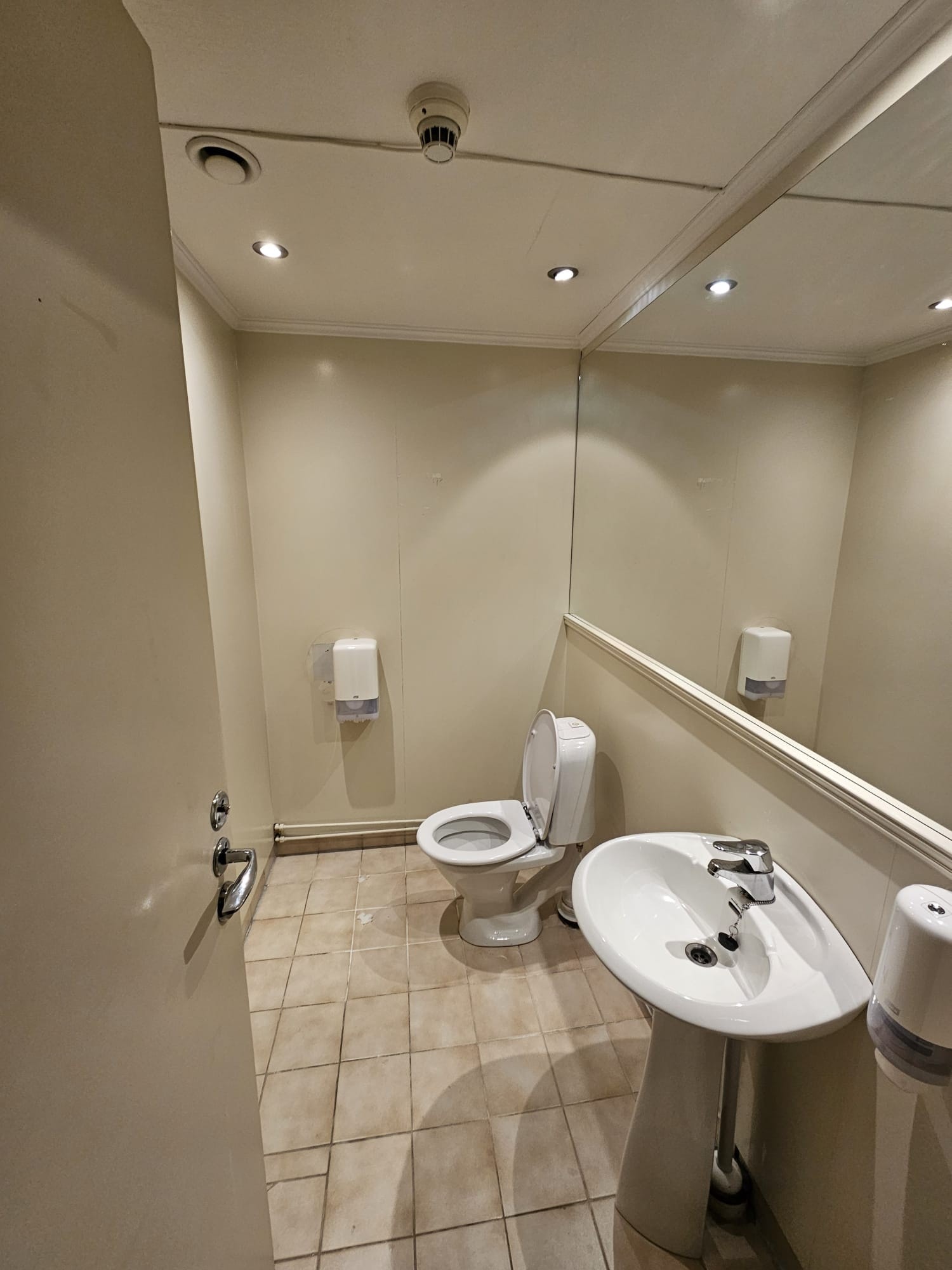 Felles toaletter og kjøkken tilgjengelig. Galleribilde