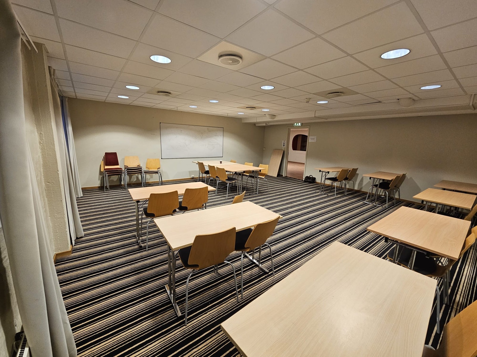 Lite klasserom / liten sal - kan omgjøres til kontorer. Galleribilde