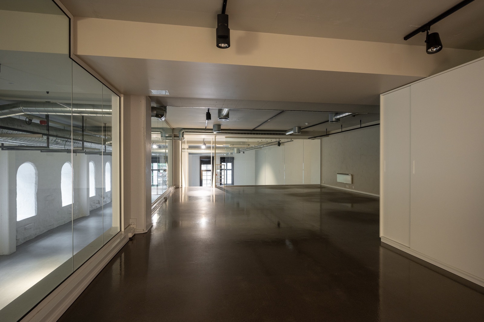 Mesanin adskilt med glass mot areal på plan 1 Galleribilde