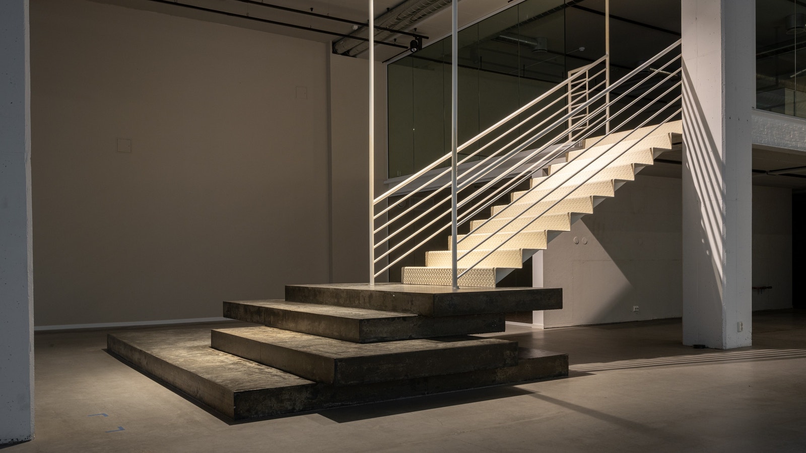 Trapp mot mesanin - ett blikkfang Galleribilde