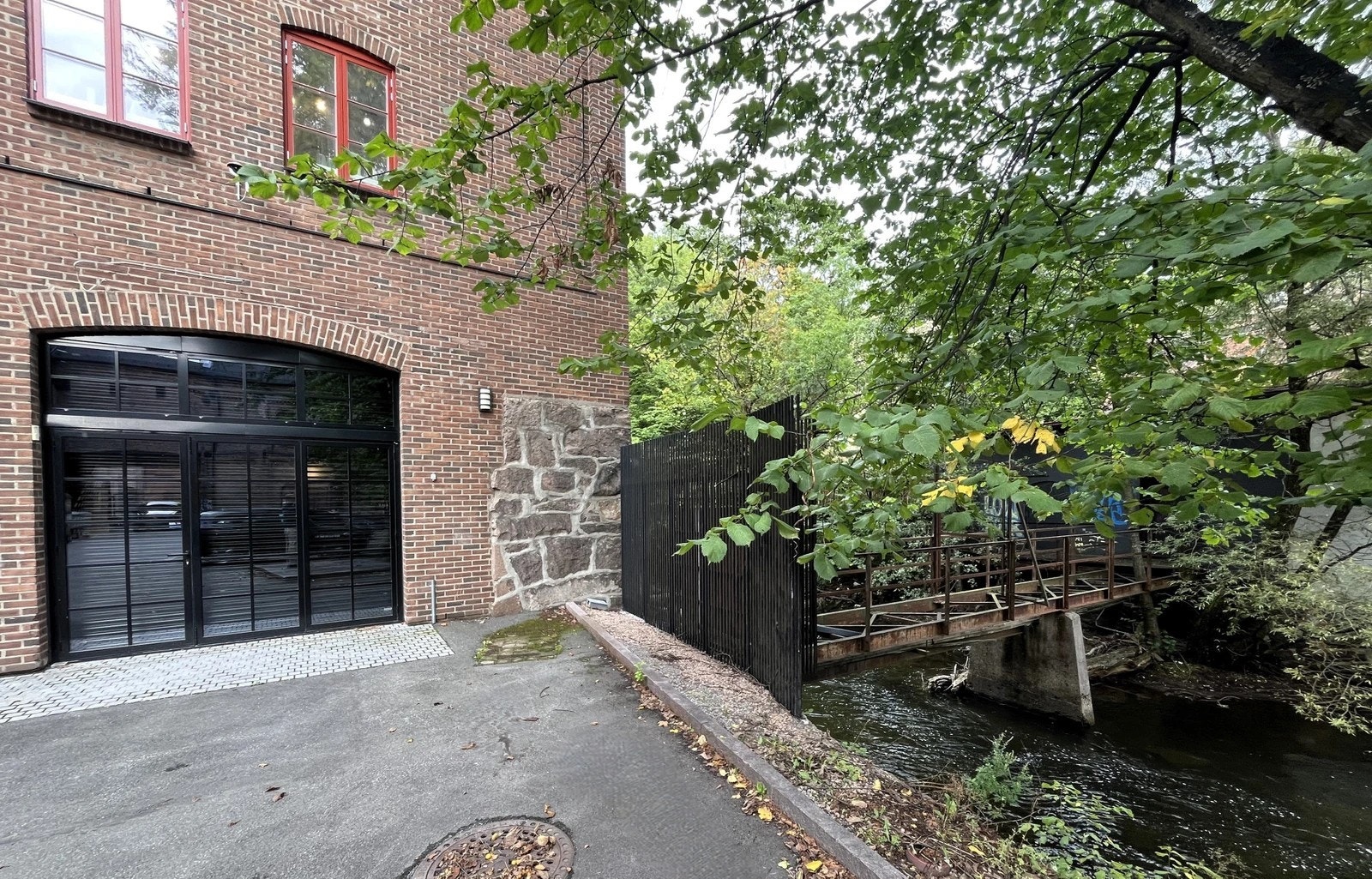 Inngangspartiet ligger ved bredden av Akerselva Galleribilde