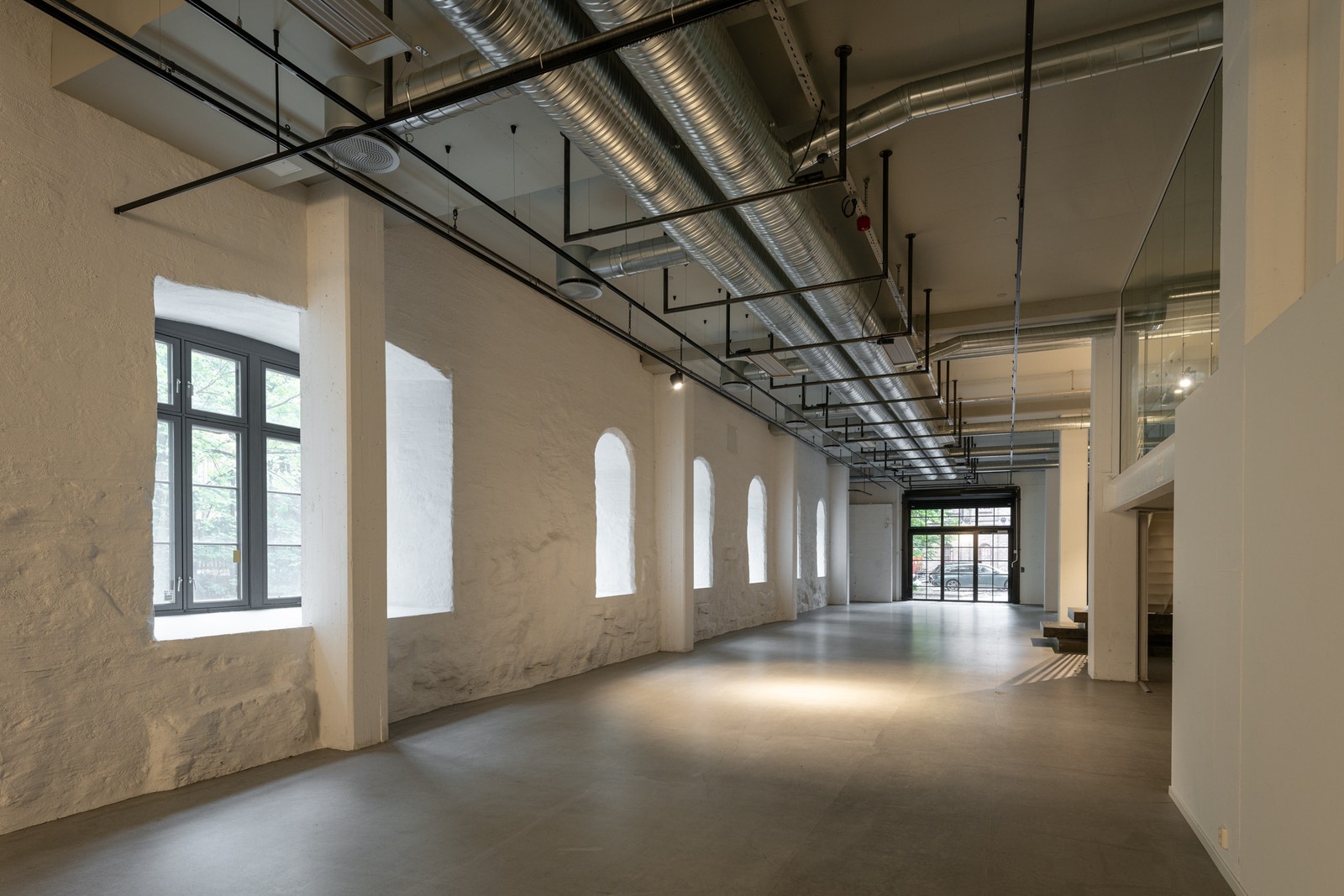 Store og gode vinduer med utsikt rett mot Akerselva Galleribilde