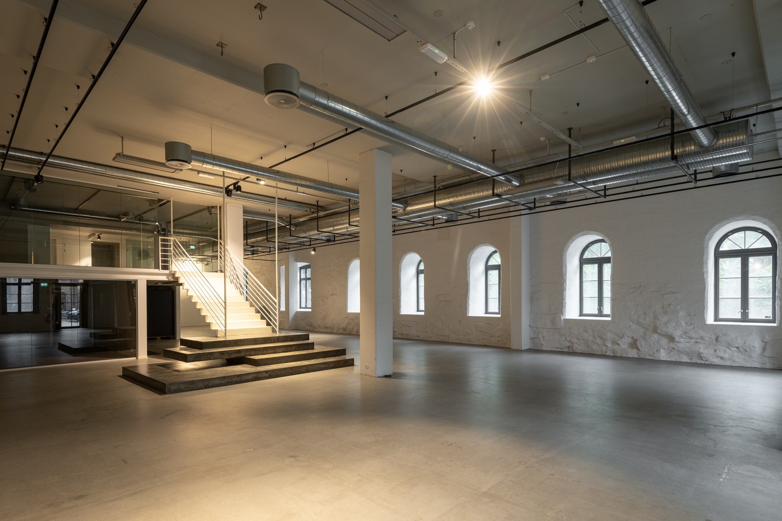 Åpent og luftig lokale med fleksibel planløsning Galleribilde