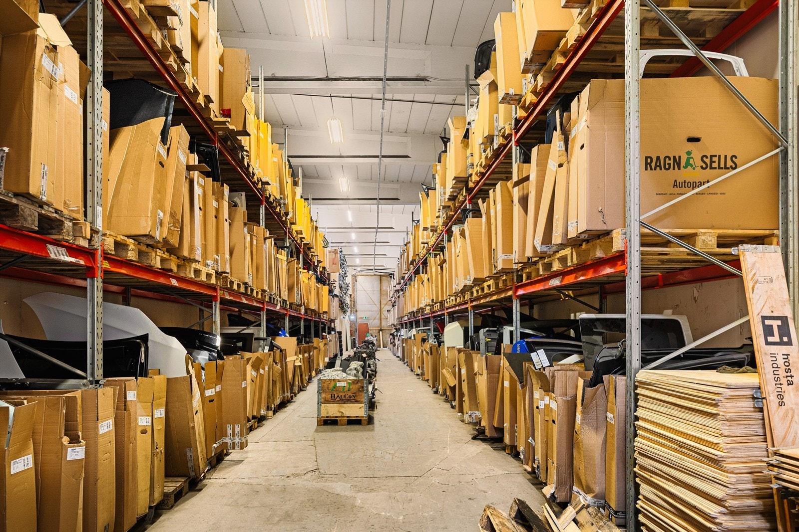 Lager med pallereoler - takhøyde ca. 6 meter. Galleribilde