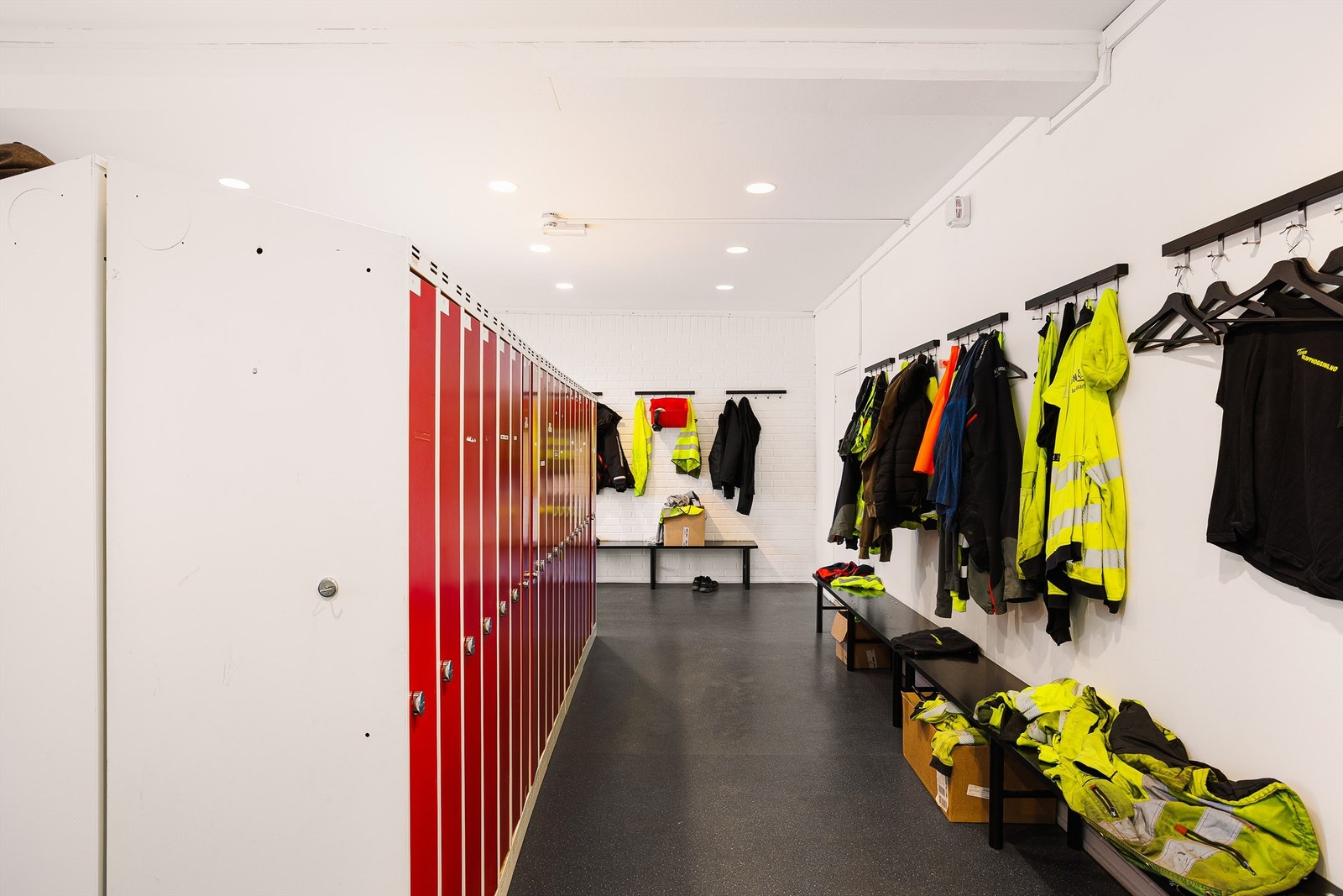 Garderobe (mesanin) Galleribilde