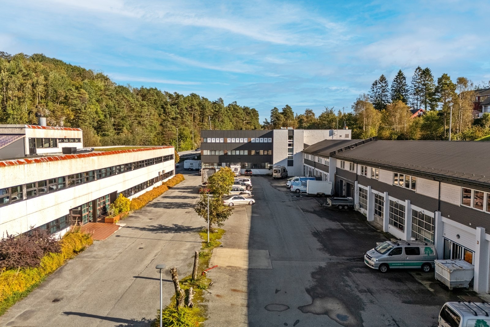 God utvendig parkering til alle seksjoner (Parkering utenfor hver enkelt seksjon) Galleribilde