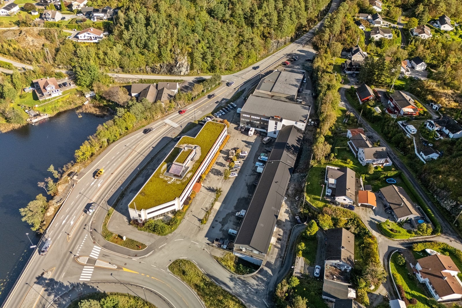 Seksjonene ligger sentralt på Sagvåg, og er ideelt plassert for enkel tilgang til lokale fasiliteter og tjenester. God profilering mot fylkesvegen Galleribilde