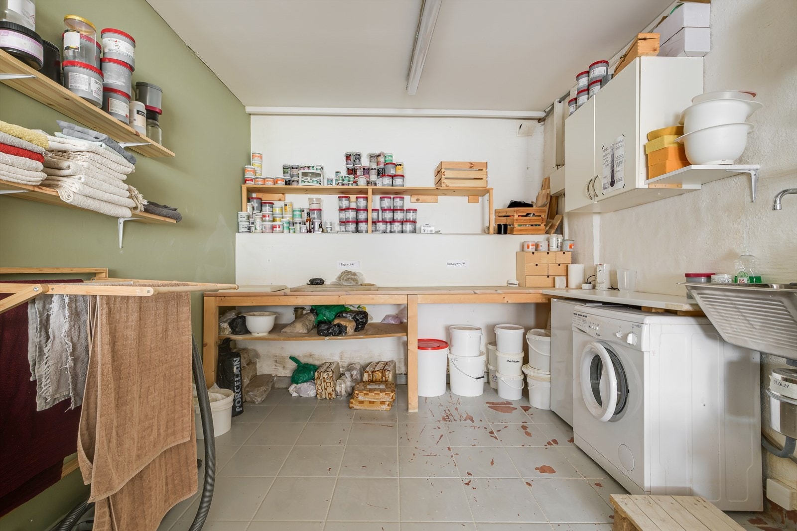 Delvis adskilt bakre del, med utslagsvask og strømuttak. Galleribilde