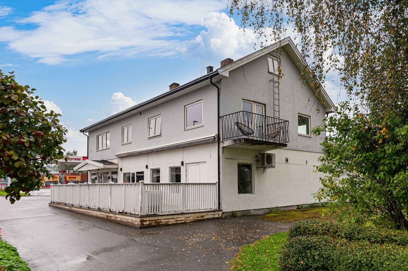 Bygget utvendig med asfaltert i fremkant og terrasse på bakkeplan. Galleribilde