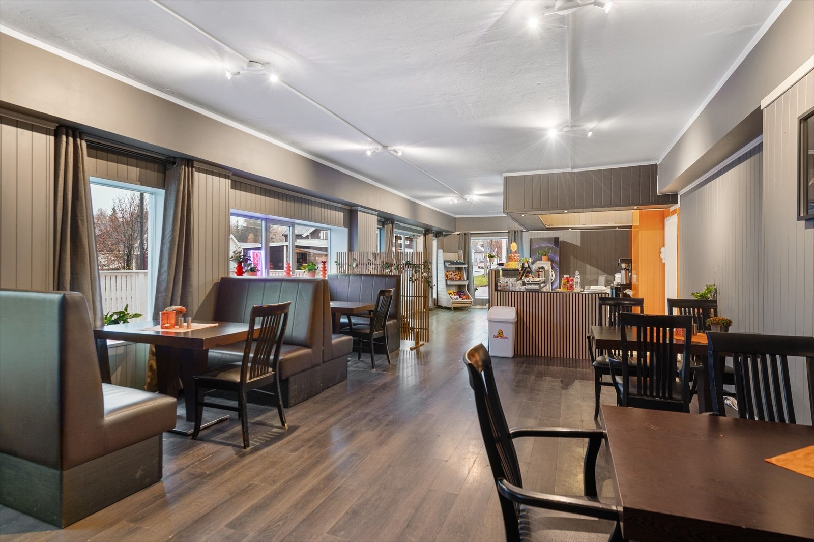 Lokalet er møblert med en rekke spiseplasser. Galleribilde