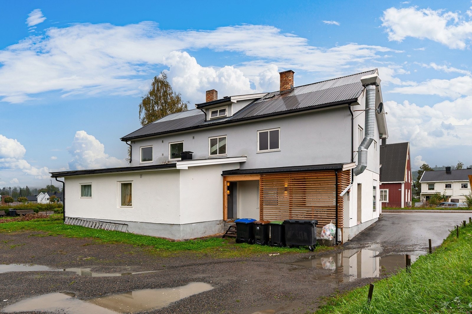 Bakgård med avfallshåndtering og inngangsparti. Galleribilde