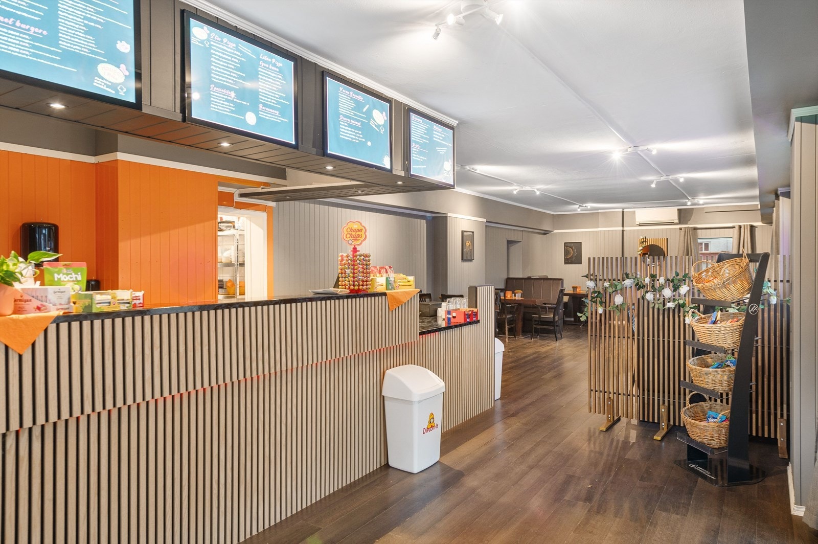 Pent resepsjons- og disk område. Galleribilde