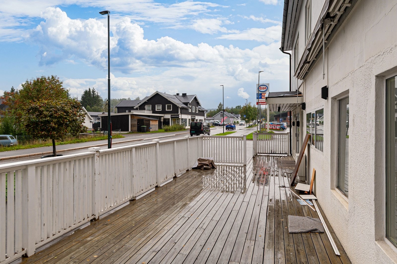 Stor terrasse ut mot gate for uteservering og sitteplasser. Galleribilde