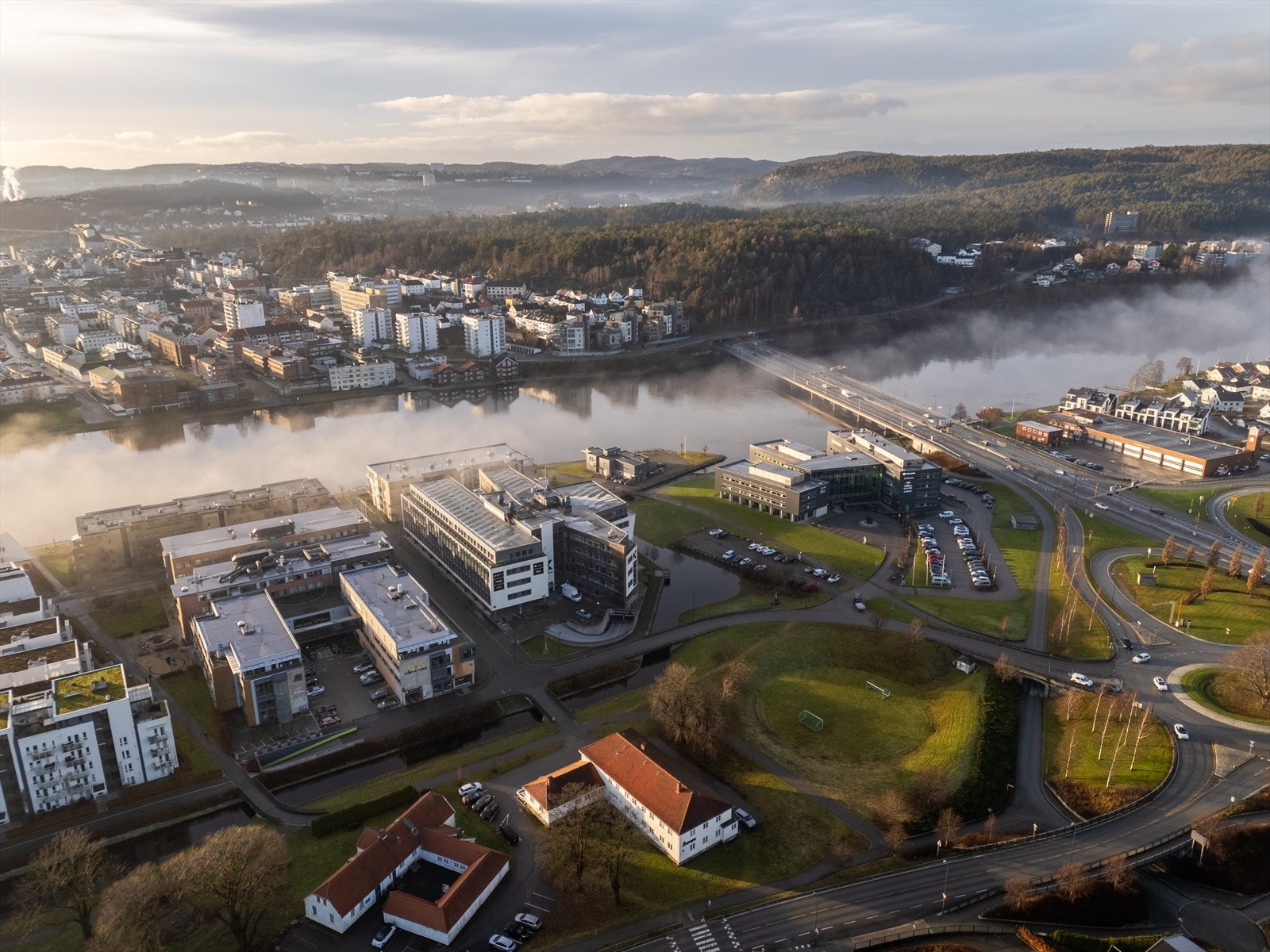 Kjøita 18 er ett sentralt beliggende kontorbygg med svært gode felles fasiliteter, kort avstand til sentrum og akse øst-vest. Bygget har meget god parkeringsdekning Galleribilde