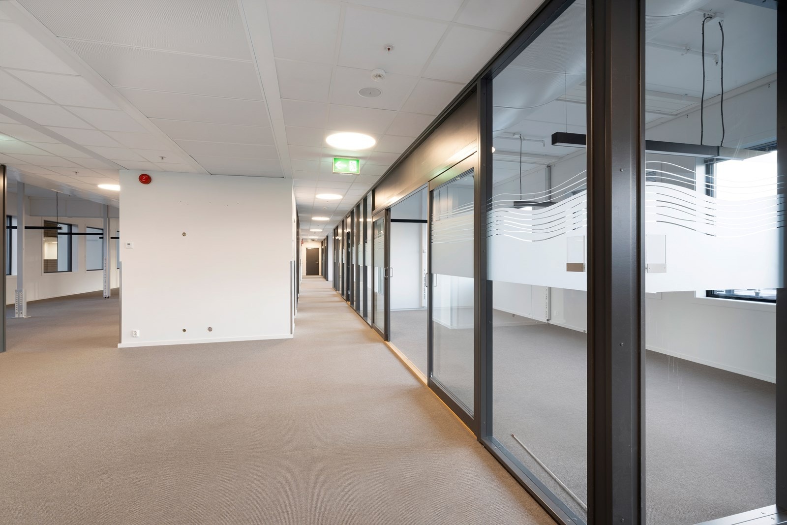 Lokalene i dag er inndelt i kombinert løsning med åpent kontorlandskap, samt cellekontorer Galleribilde