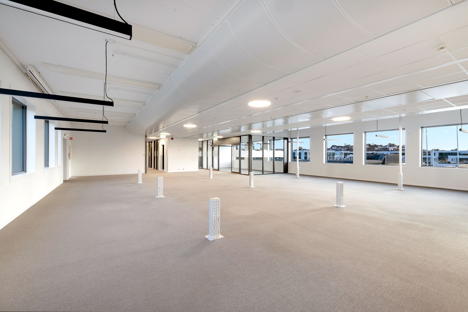 Arealene fremstår som lyse og trivelige med mulighet til kontorlandskap eller celle kontorer. Galleribilde
