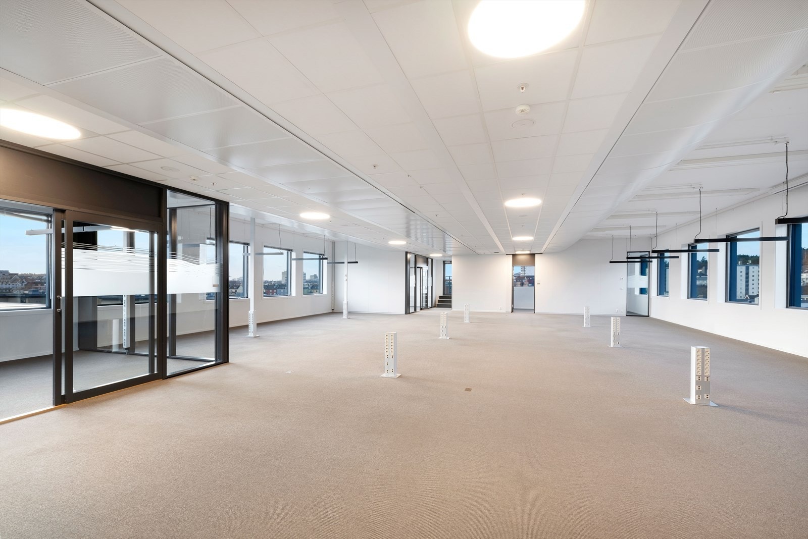 Toppetasje mot sør- sørvest. Kontorareal som kan tilpasses brukere - utgang til terrasse Galleribilde