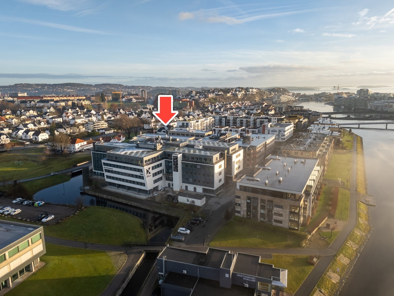 Bygget er åpent, lyst og har god infrastrukturløsninger. Galleribilde