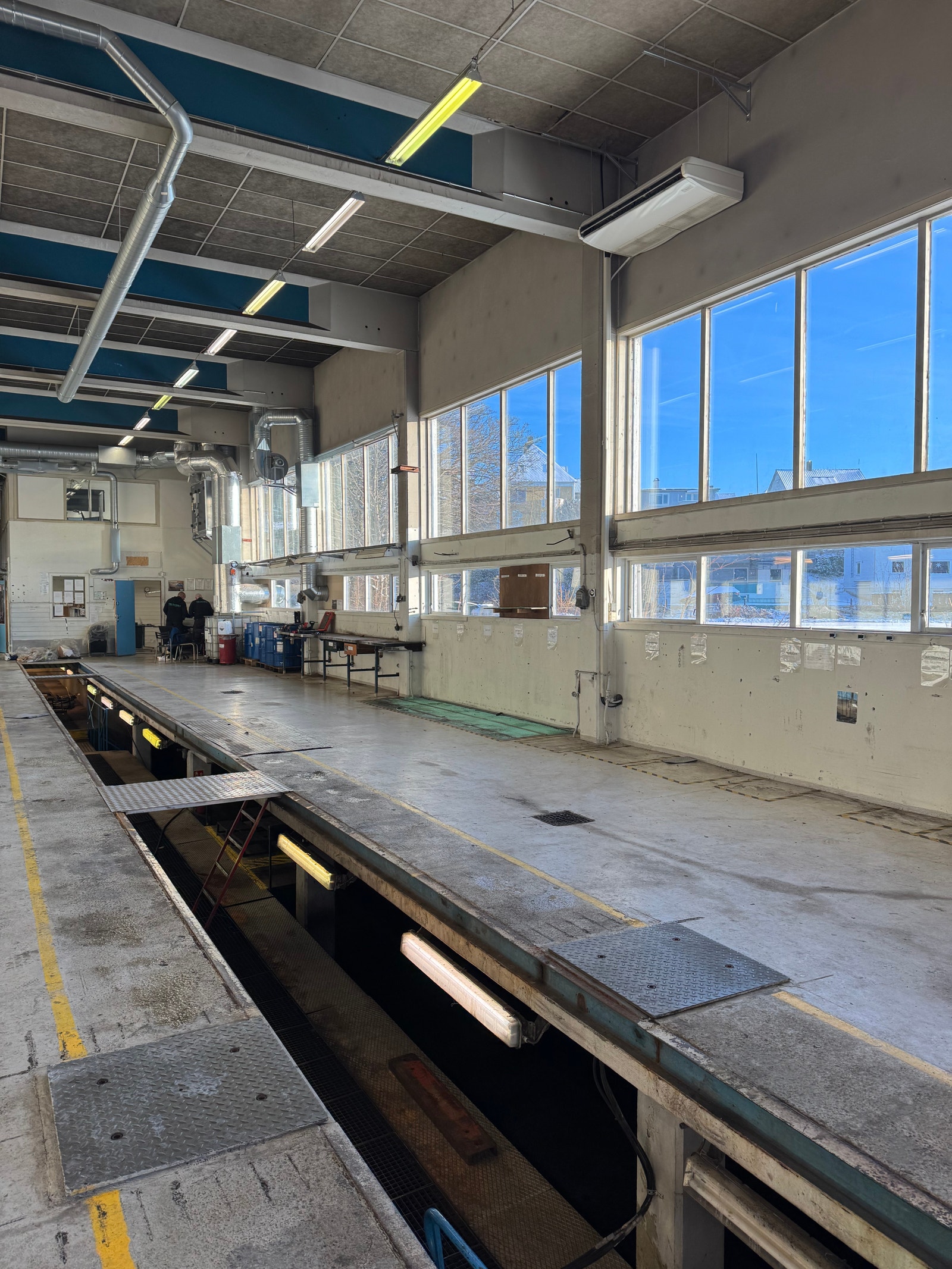 Lyst lokale med gode vinduer Galleribilde