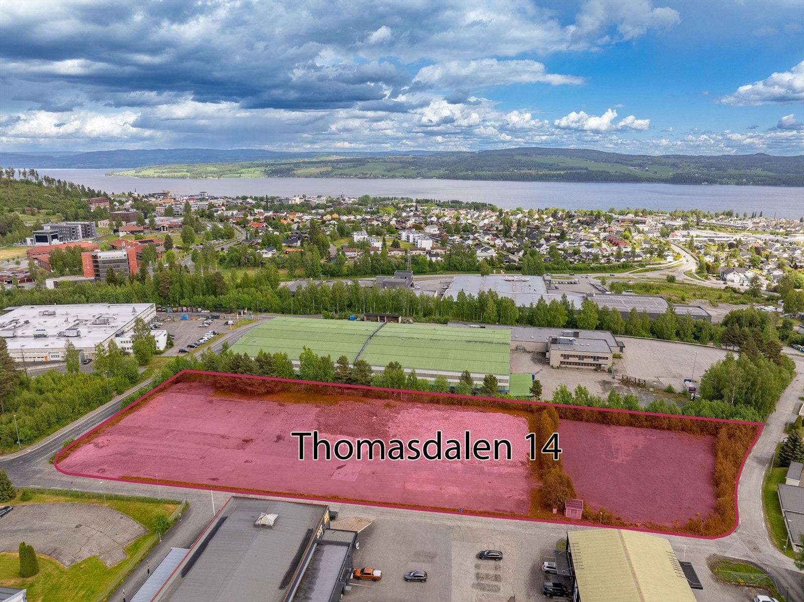 Tomten sett mot nord med sentrum i bakgrunn. Innkjøring fra Vestre Toten veg til høyre i bildet. Galleribilde