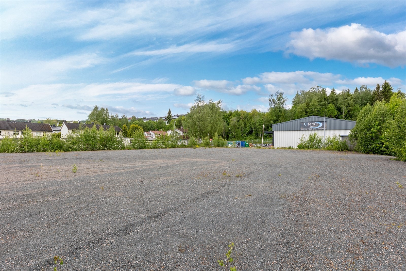 Eget platå med grus. Ca 1 meter høydeforskjell fra resten av tomten. Kun litt lav vegetasjon i mellom. Galleribilde