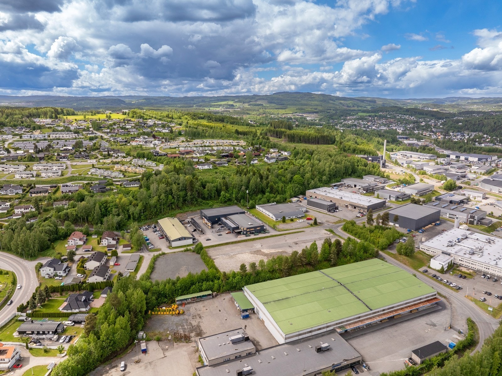 På bildet synes mesteparten av næringsområdet. Helt i høyre bildekant synes Biltema. Galleribilde