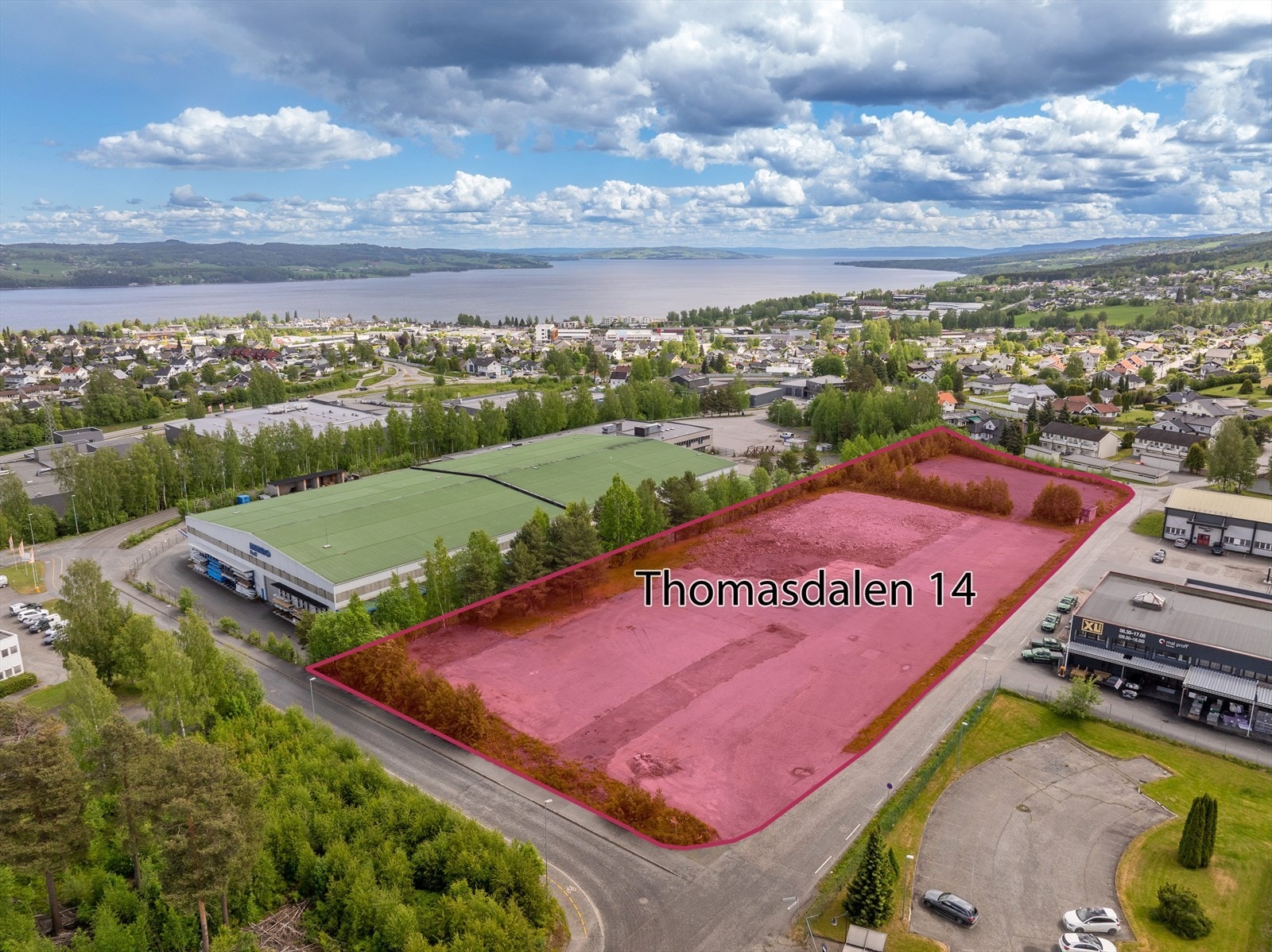 Alternativ innkjøring fra Vestre Toten Veg til venstre i bildet. Maxbo til venstre for eiendommen, XL-bygg til høyre. Galleribilde